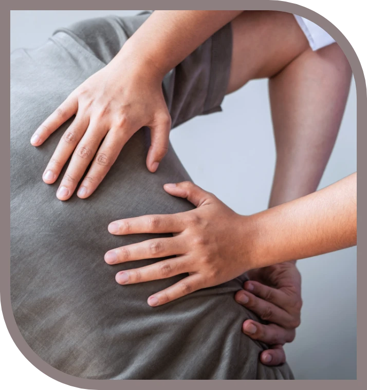 medecin-physiotherapeute-travaillant-traitement-du-dos-blesse-patient-masculin-athlete-1